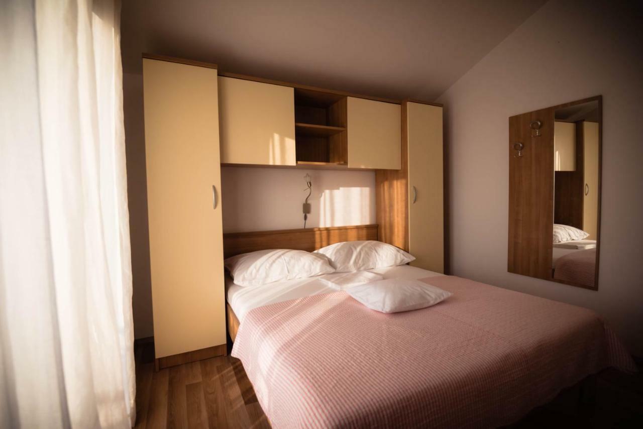 Apartmani Bare I Danica Grebastica Exterior photo